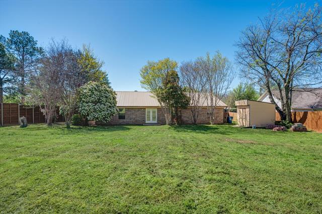 Building Photo - 304 Oak Dr