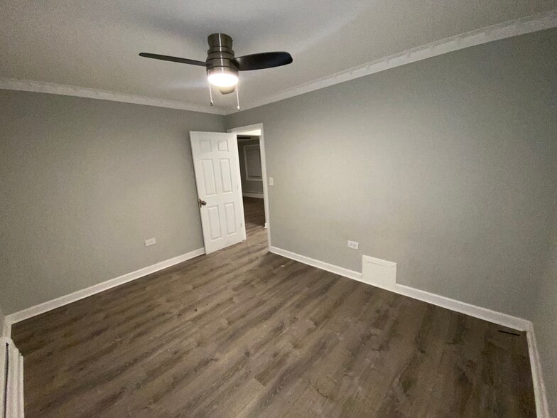 Building Photo - 1324 W Sherwin Ave