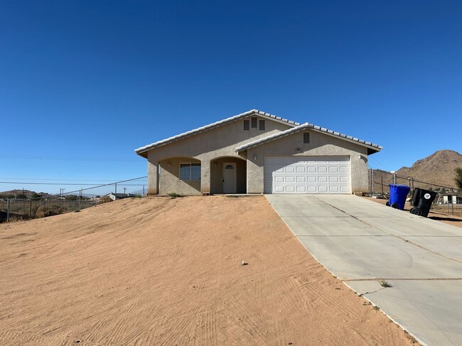 Building Photo - 3 bedroom 2 bath Apple Valley Home Availab...