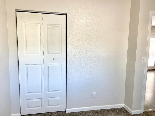Building Photo - 305 Redwood Dr