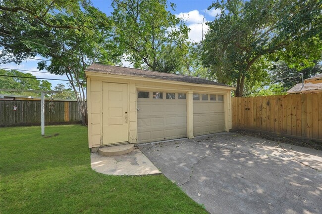 Building Photo - 9519 Val Verde St