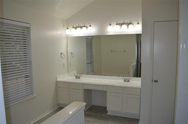 Building Photo - 16707 Sussex Dr