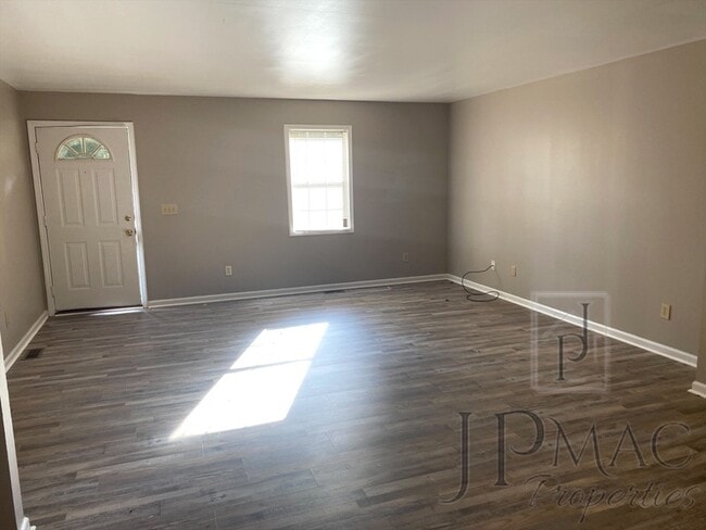 Building Photo - 302 Taylors Rd