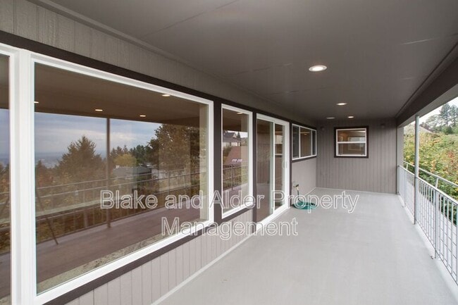Building Photo - 4330 SW Council Crest Dr