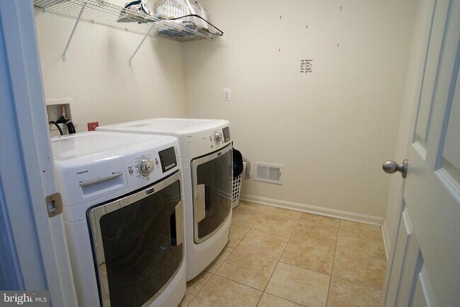 Building Photo - 20 Aster Ln