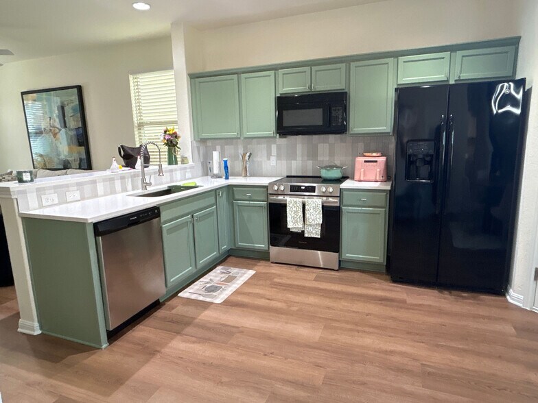 Building Photo - Room in Condo on Red Bud Ridge Ln