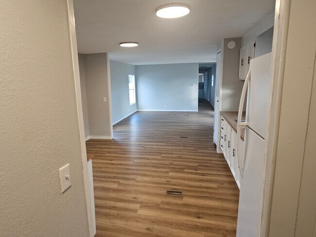 Building Photo - 3 bed 2 bath mobile home Secrion 8 accepted