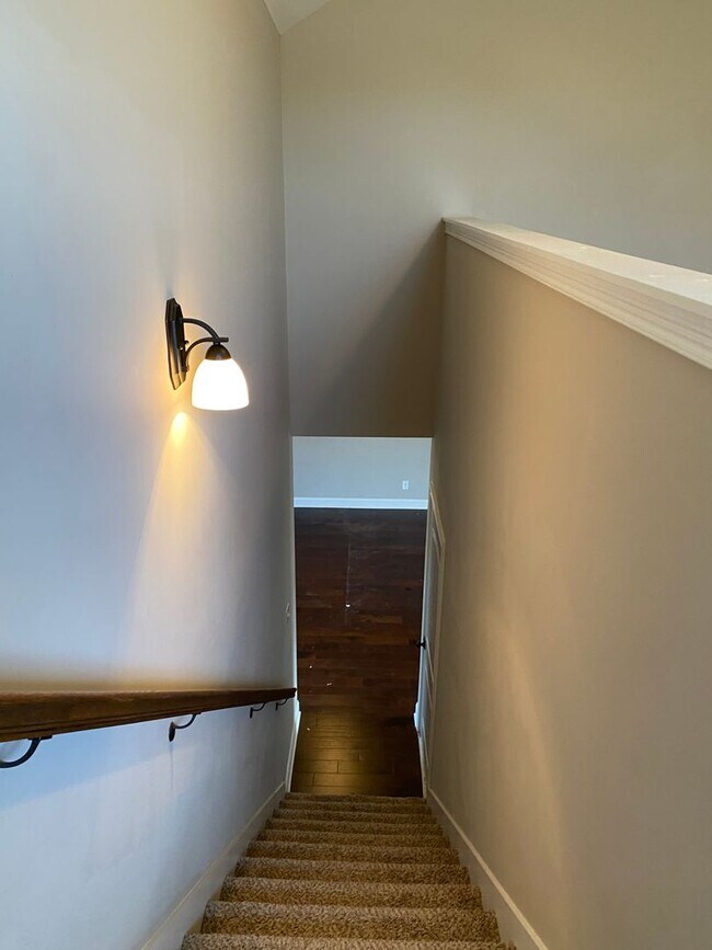 Building Photo - Beautiful 3 bed 2 bath home with Bonus room! Close to shopping and Ft. Campbell.