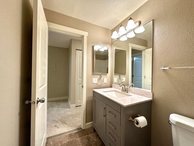 Building Photo - 2Bd/2Ba Bellevue Condo
