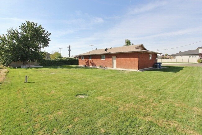 Building Photo - 23750 Fox Ave