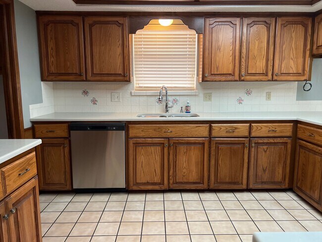Building Photo - Spacious 3 Bedroom