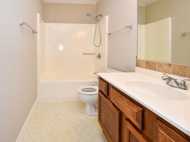 Building Photo - 3 bedrooms, 2 bath one level town-home wit...