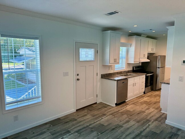 Building Photo - 956 N Colonial Cir