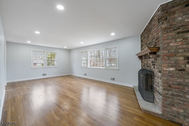 Building Photo - 6 Windsor Way