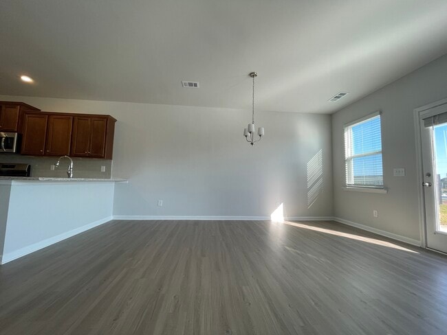 Building Photo - 112 Briarwood Dr E