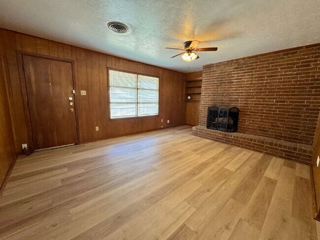 Building Photo - Comfortable and Spacious 2-bedroom home with a garage