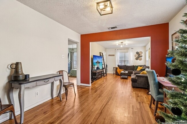 Building Photo - 2709 W Craig Pl