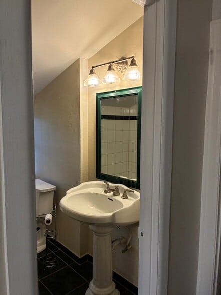 Building Photo - 5914 S Carver St