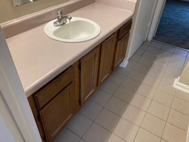 Building Photo - Affordable End Townhouse - Ready to Move In!