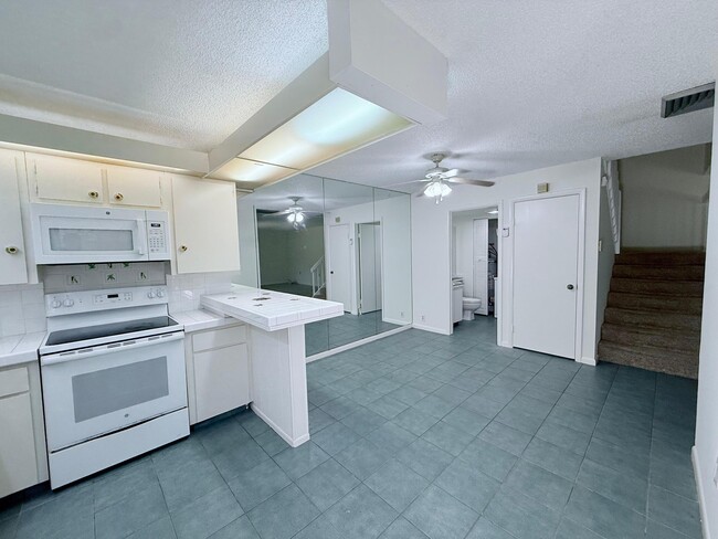 Building Photo - 710 7th Ln