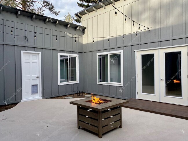 Building Photo - Mid-Century Modern Courtyard Gem in the Old Farm District
