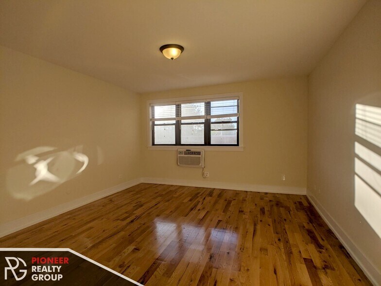 Building Photo - 557 W Arlington Pl