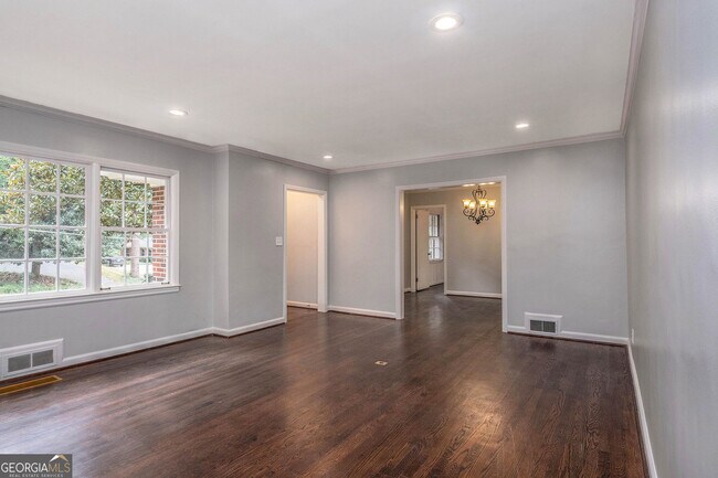 Building Photo - 388 Lakemoore Dr NE