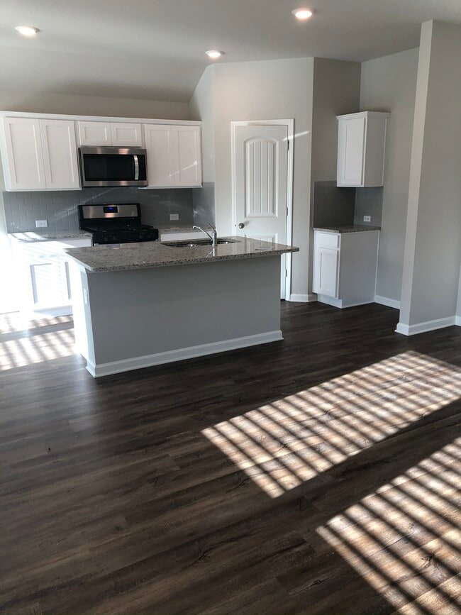 Building Photo - 13111 Fowler Dr