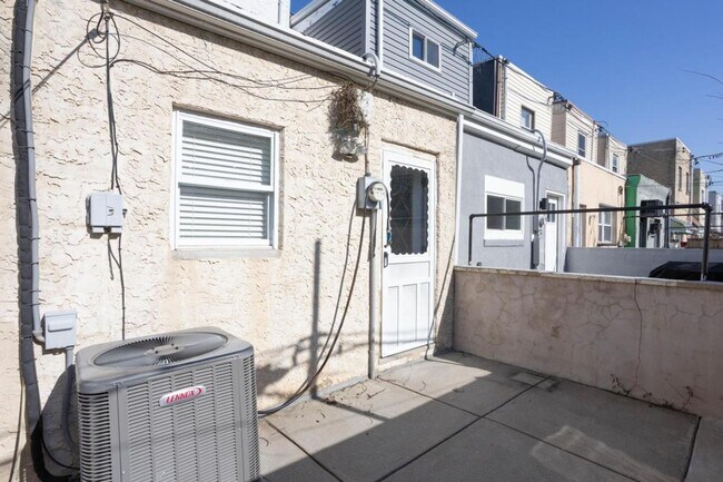 Building Photo - Gorgeous 2 Bedroom, 1.5 Bath Home in South Philly's LoMo Neighborhood