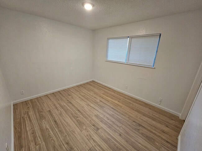 Building Photo - 1 Bedroom 1 Bath Triplex Unit in Los Molinos!