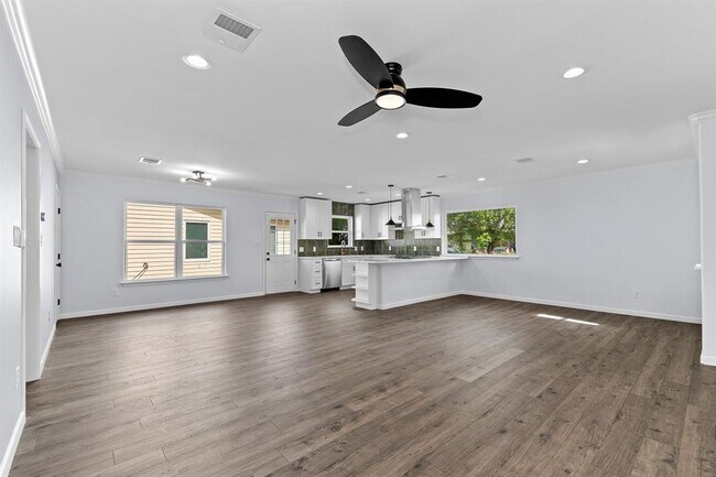 Building Photo - 1307 Yorkshire Dr