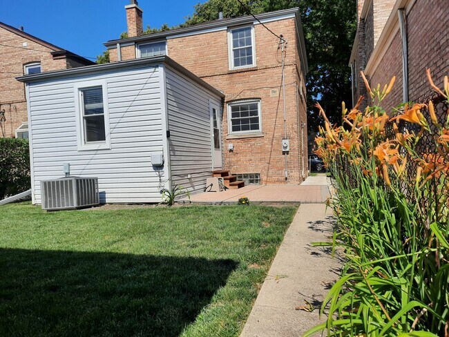Building Photo - 3Br/2Bath House in Evanston $3,600/m