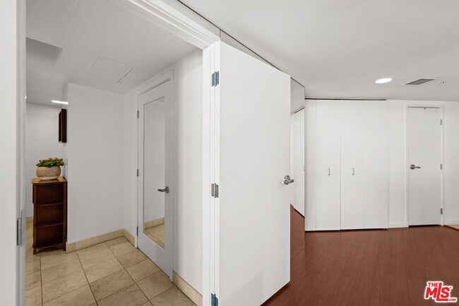 Building Photo - 13700 Marina Pointe Dr