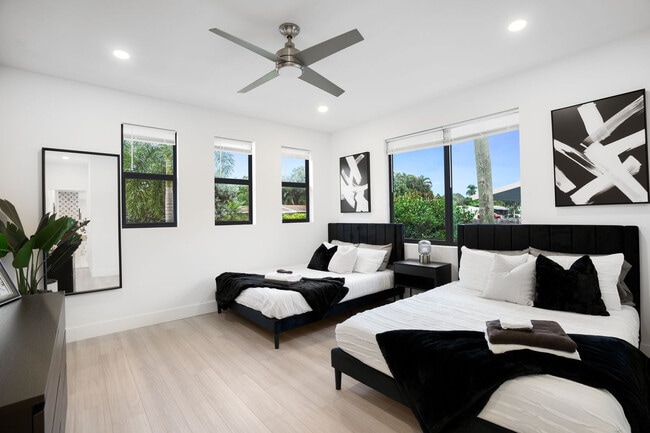 Building Photo - 826 SW 14th Ct