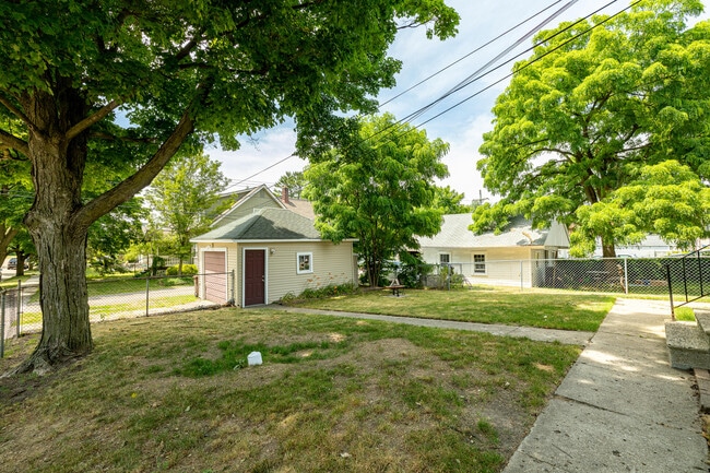 Building Photo - 405 Starkweather St