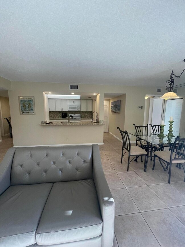Building Photo - 450 Egret Cir
