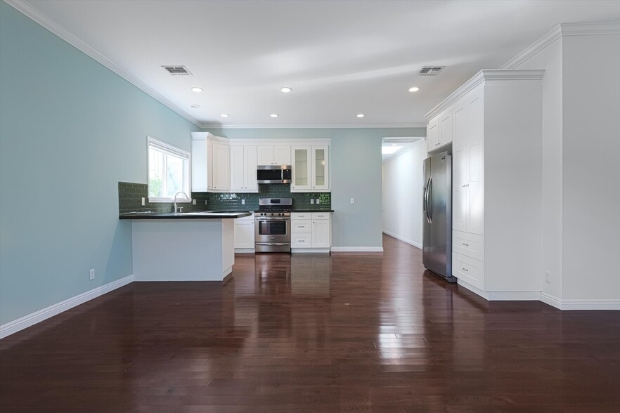 Building Photo - 809 N La Jolla Ave