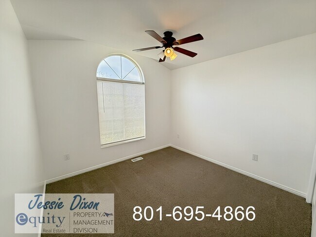 Building Photo - 108 W Oaks Dr