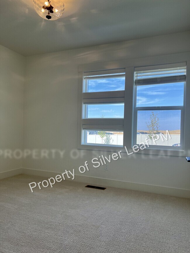 Building Photo - 475 E Chevy Dr