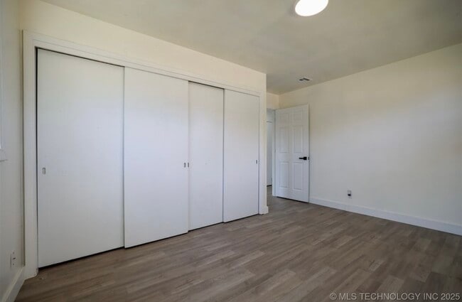 Building Photo - 420 Meadowbrook Ln