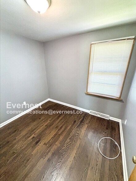 Building Photo - 1142 Maple Ave