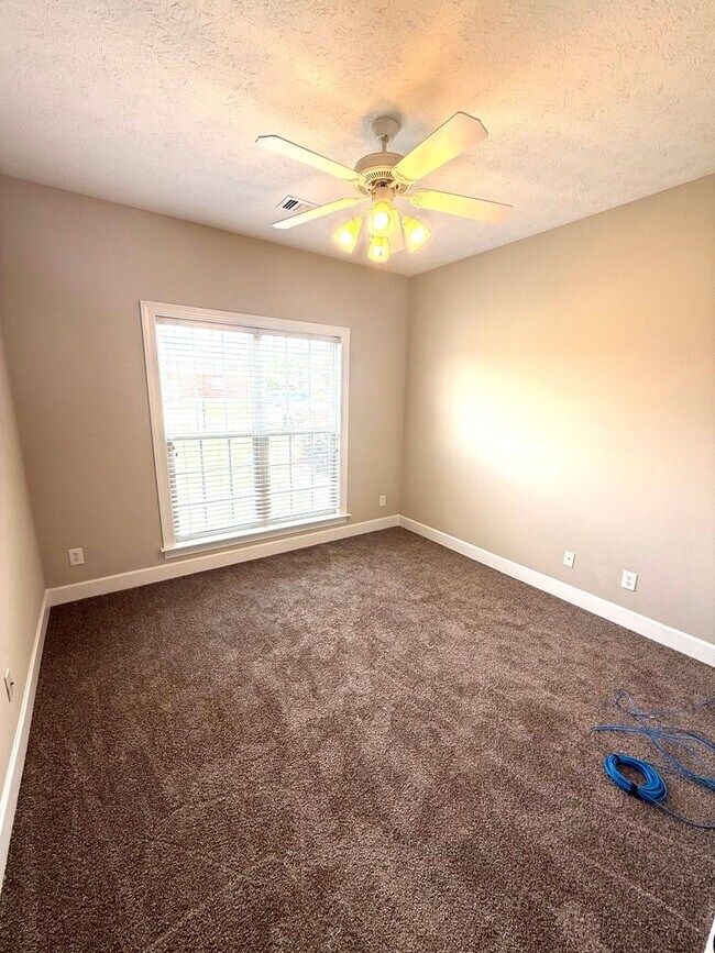 Building Photo - ** 4 bed 2 bath located by Prattville High...