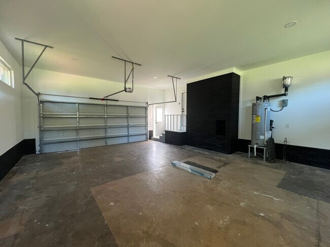 Building Photo - 11405 Cresthill Dr