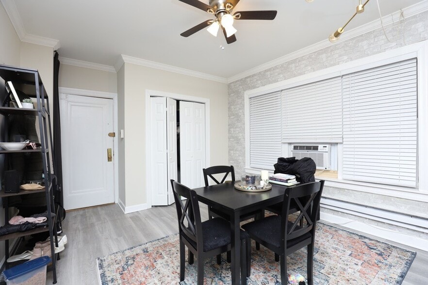 Building Photo - 644 W Roscoe St