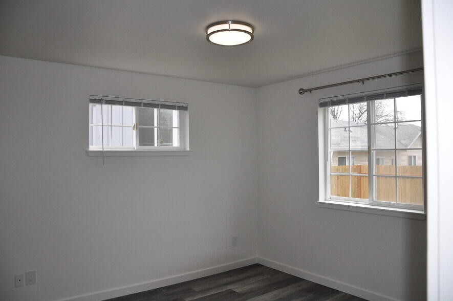 Master Bedroom & Bath - 3031 Pacific St