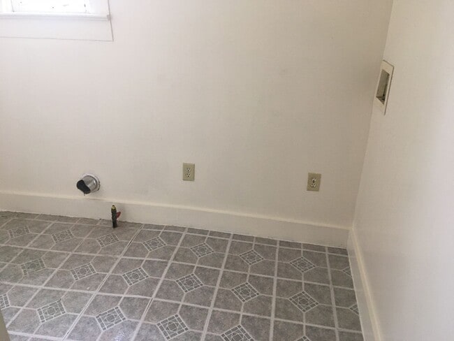 Building Photo - 3 BR House / Section 8 Voucher Accepted