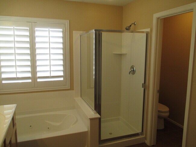 Building Photo - Beautiful Gilbert Home w/2 Master Bedrooms...