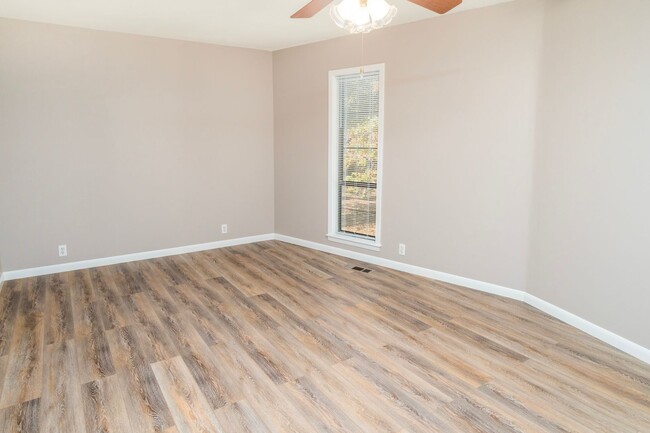 Building Photo - 2 Bedroom, 2 bath newly remodeled house fe...