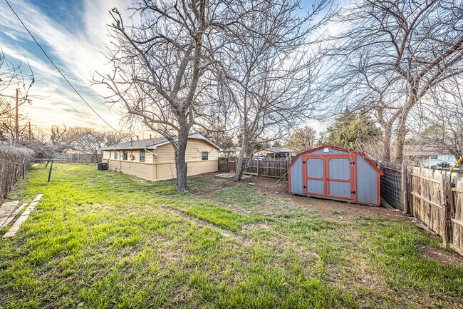 Building Photo - 508 NW Woodridge Dr