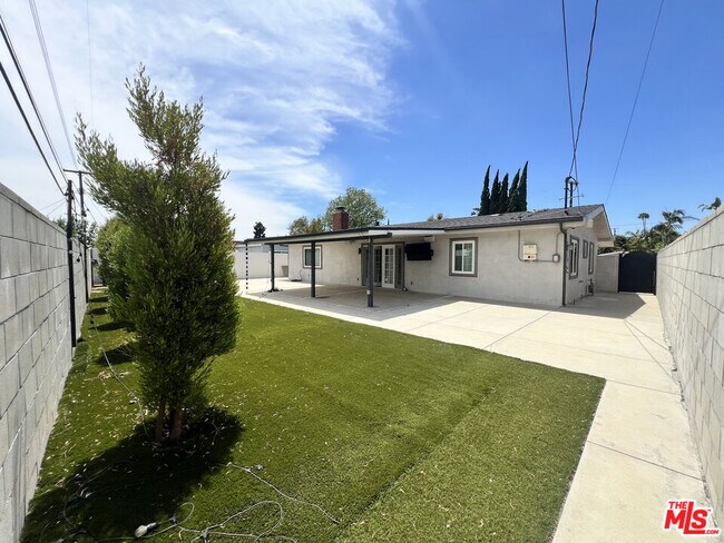 Building Photo - 9716 Casaba Ave